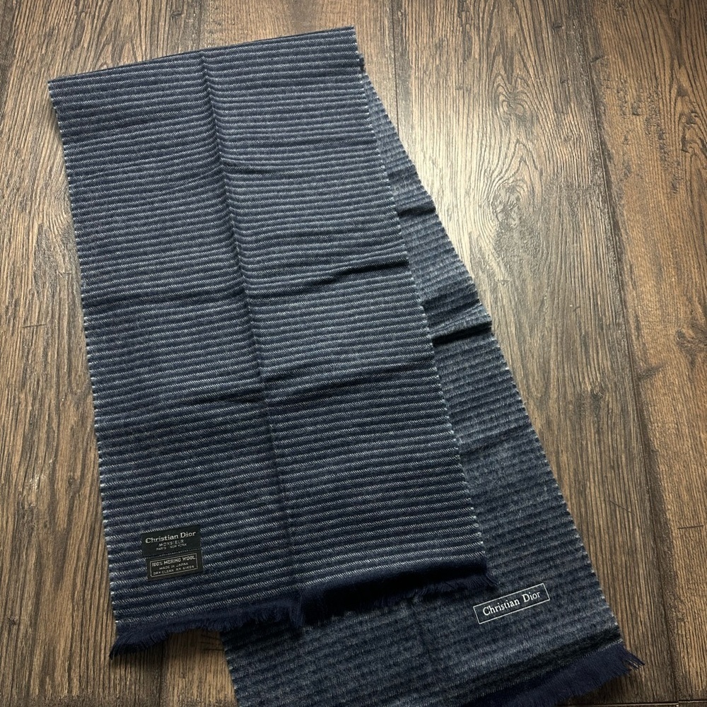 Elegant and timeless vintage Christian Dior Monsieur scarf - Picture 8 of 8